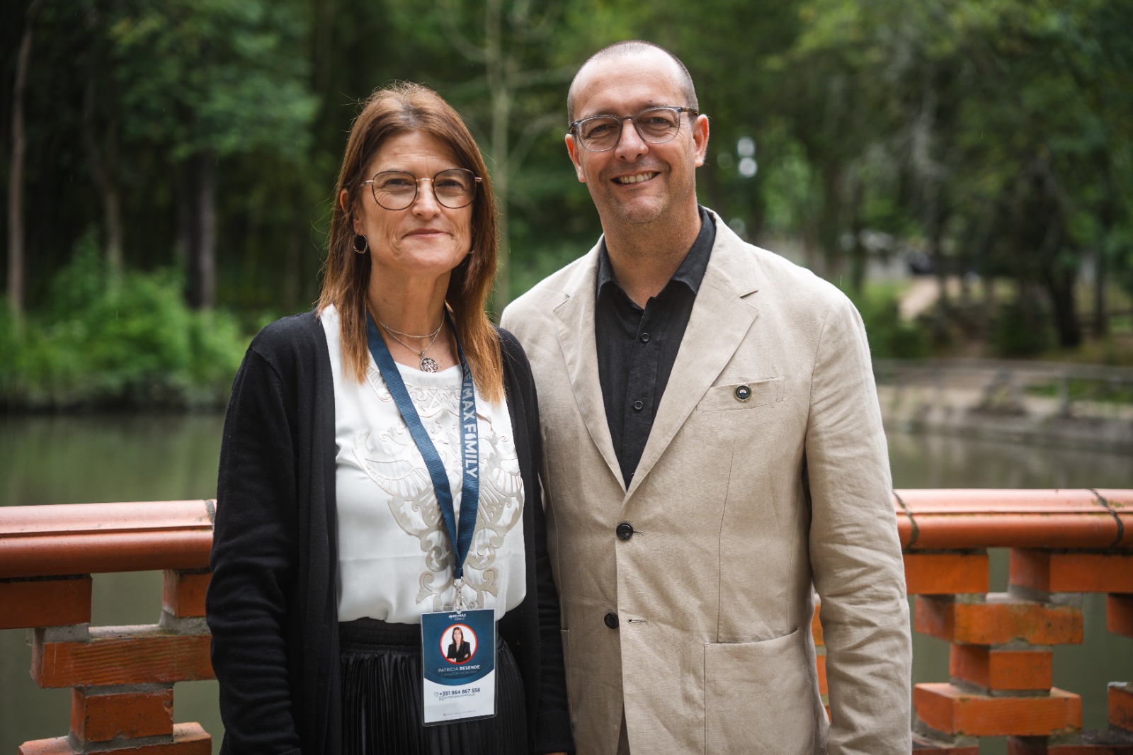 Patrícia Resende e João Cabedal numa ponte sobre o rio, em Vila Nova de Gaia